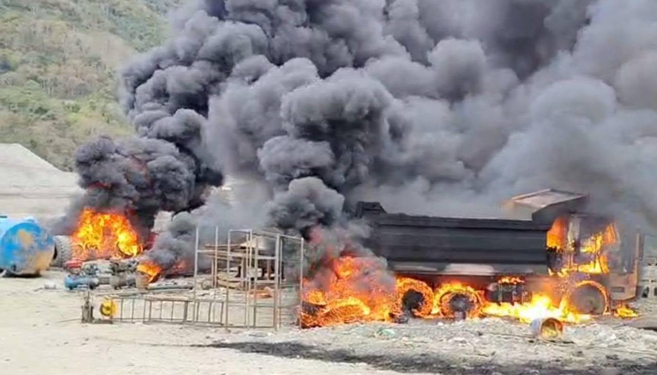 Comunarios de La Asunta toman un campamento minero y queman maquinaria 