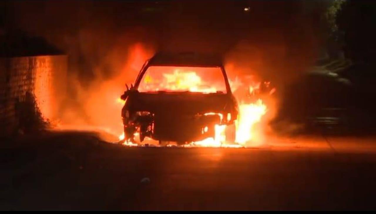 Se incendia vehículo que estaba parqueado en el Plan Tres Mil; presumen falla mecánica