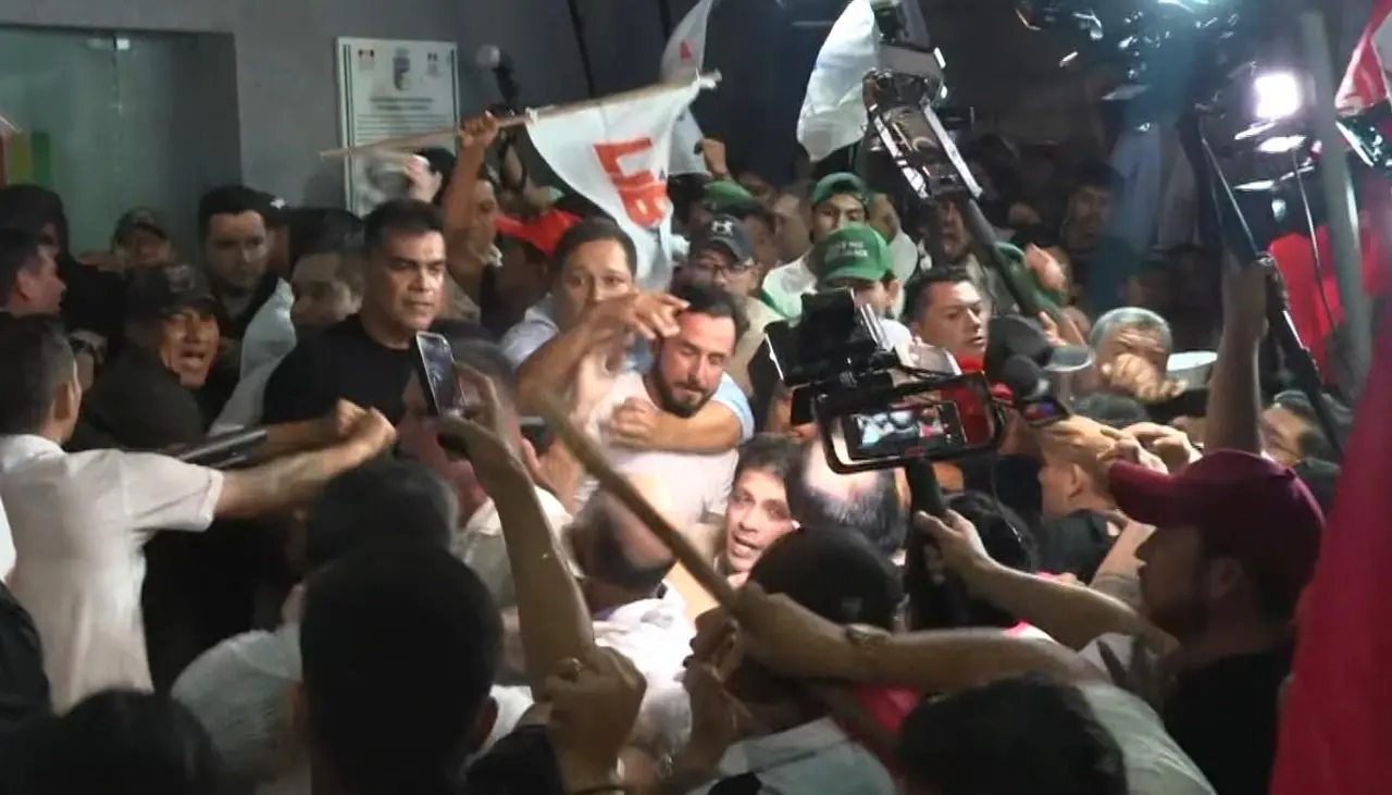 Agreden a JP Velasco y Paola Aguirre en su ingreso al TED de Santa Cruz