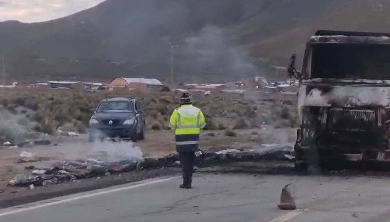 Camión con fardos de ropa usada fue incinerado debido a la intervención de una turba de comunarios, dice viceministro