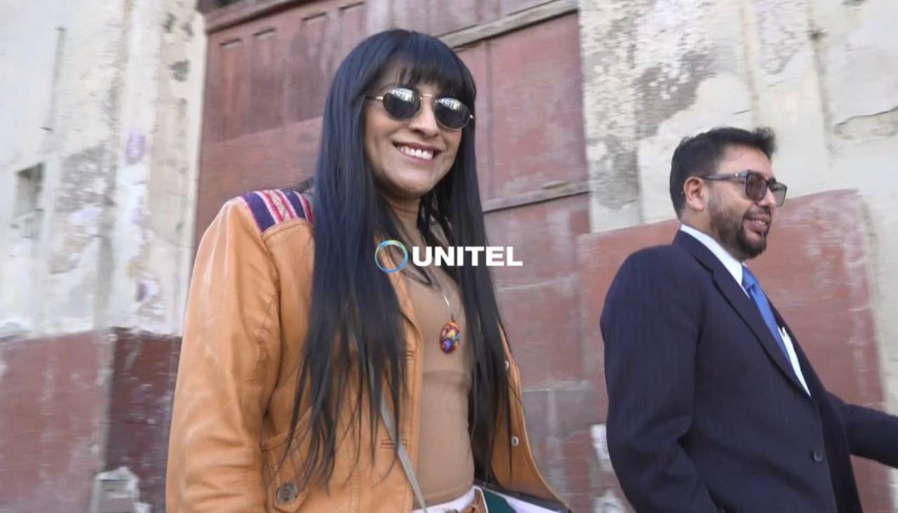 Suspenden desprecintado del celular de exministra Wilma Alanoca ante inasistencia de perito 