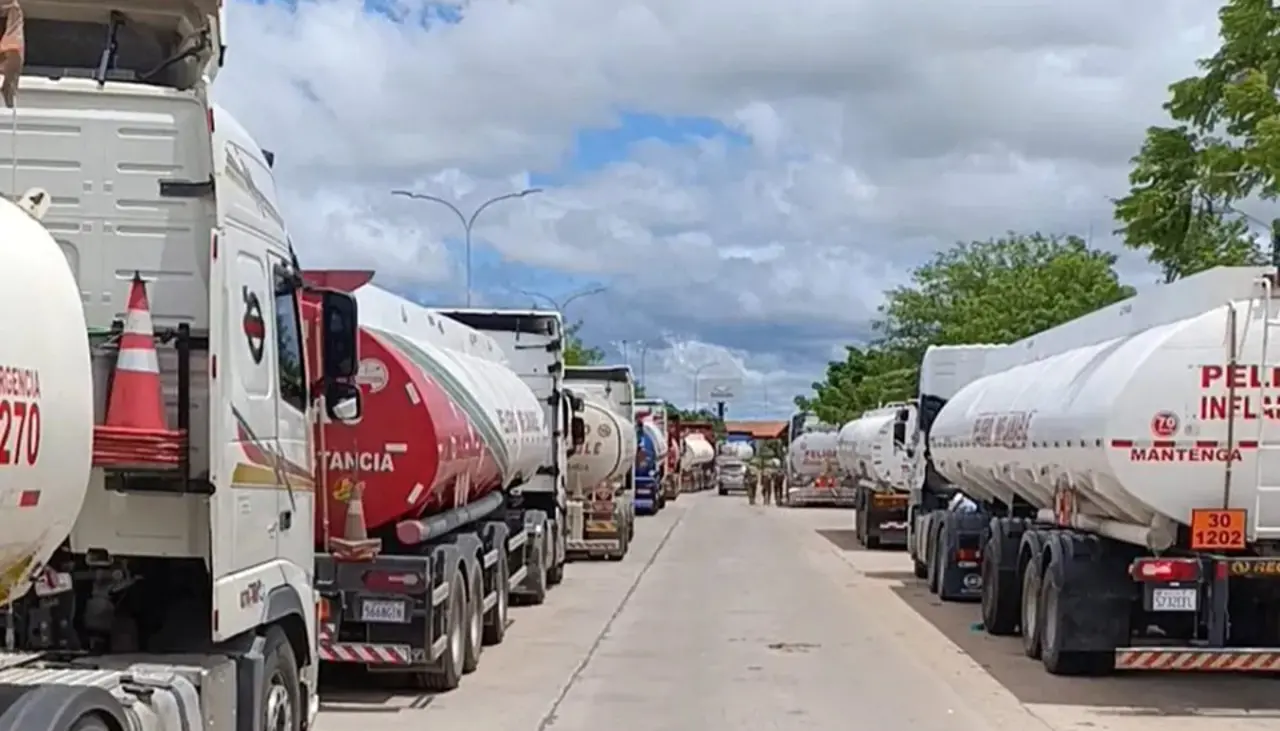 Cisterneros anuncian vigilia en la ruta Santa Cruz-Argentina y dicen que no saldrán del país para traer combustible