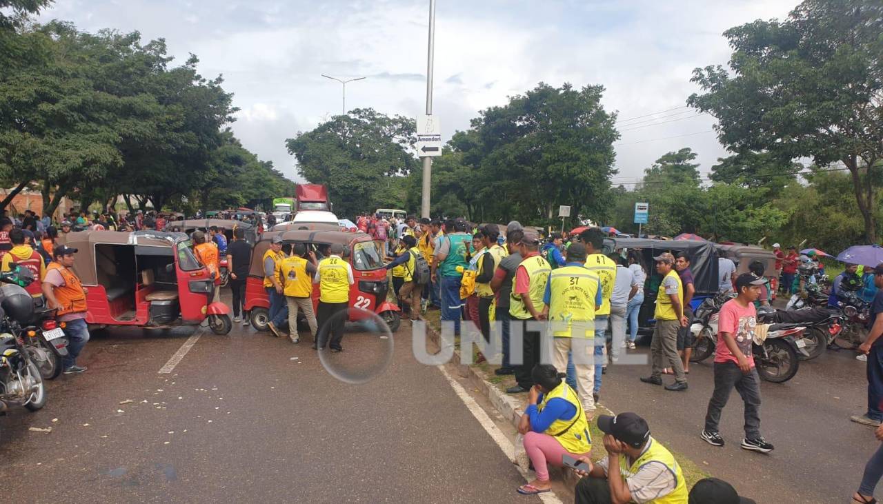 Mototaxistas bloquean por combustible en la ruta La Guardia- Santa Cruz de la Sierra