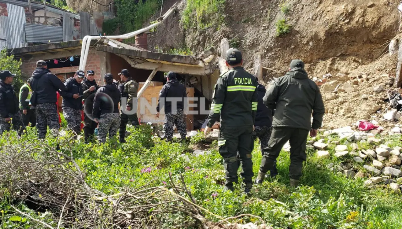 La Paz: Un talud cae sobre una vivienda en Chasquipampa y sepulta a una persona