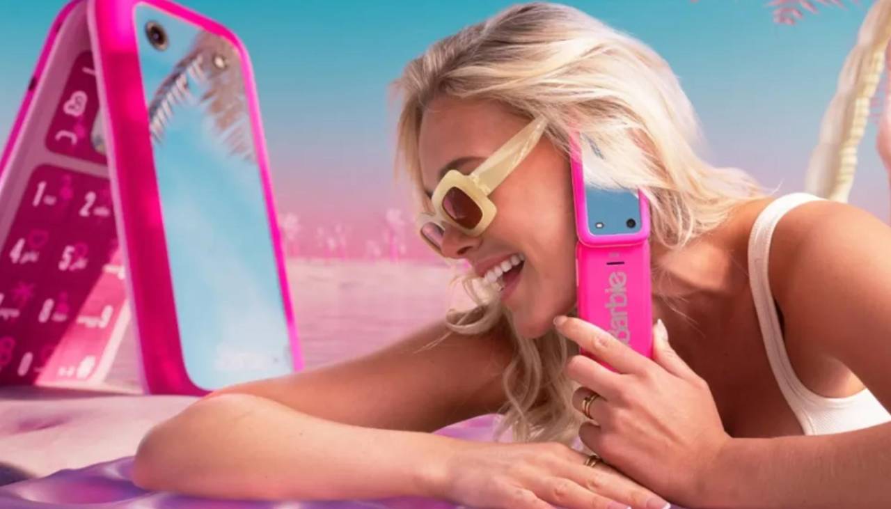 Barbie lanzó un teléfono ‘retro’, y no creerá el precio por el que se oferta y las funciones que tiene