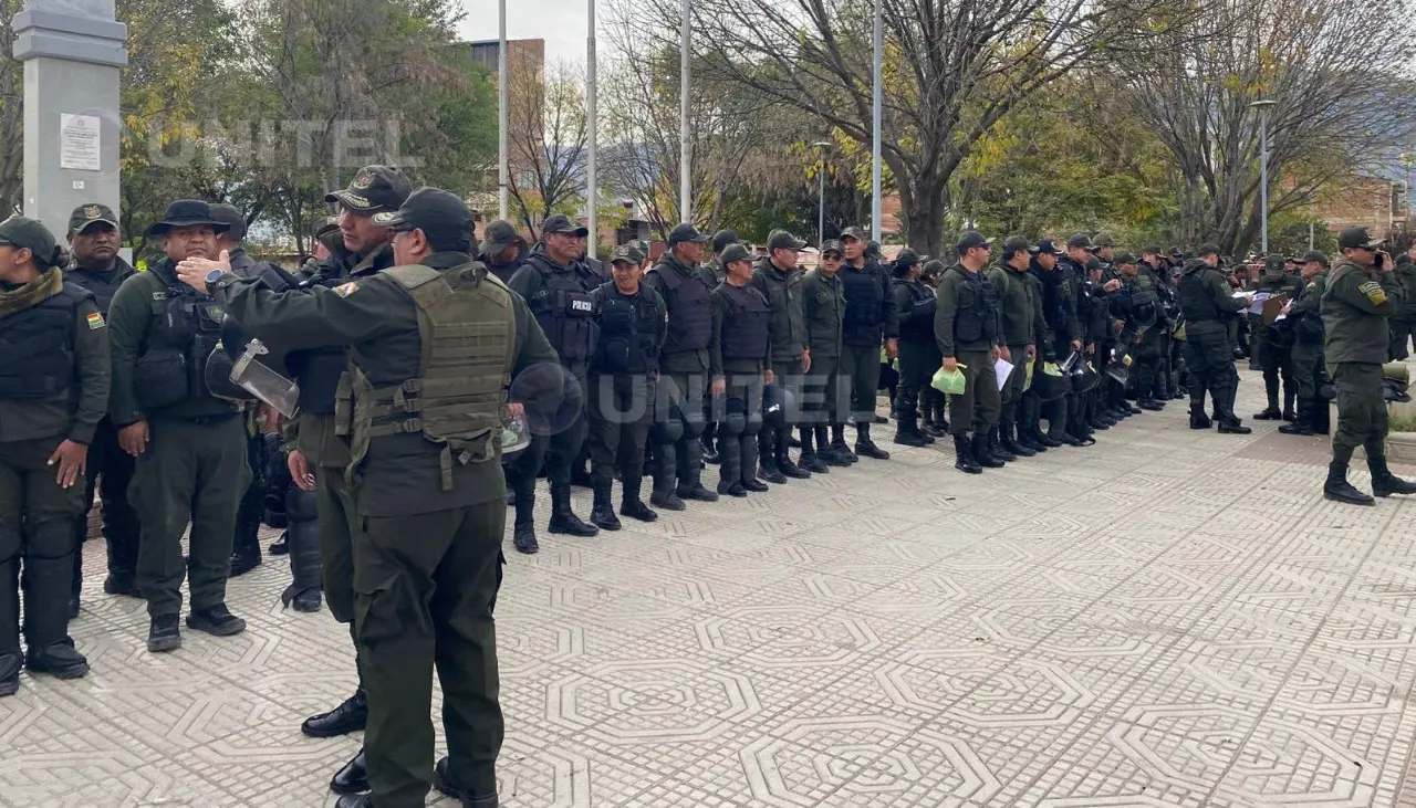 Más de 200 policías llegan a Cochabamba para reforzar control en rutas desbloqueadas hacia el occidente