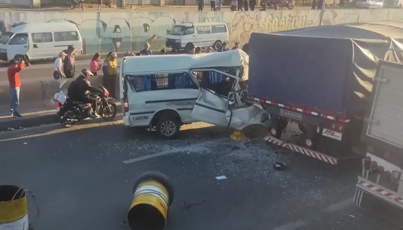 Minibús chocó contra un camión que aguardaba por combustible en doble fila; el conductor quedó herido