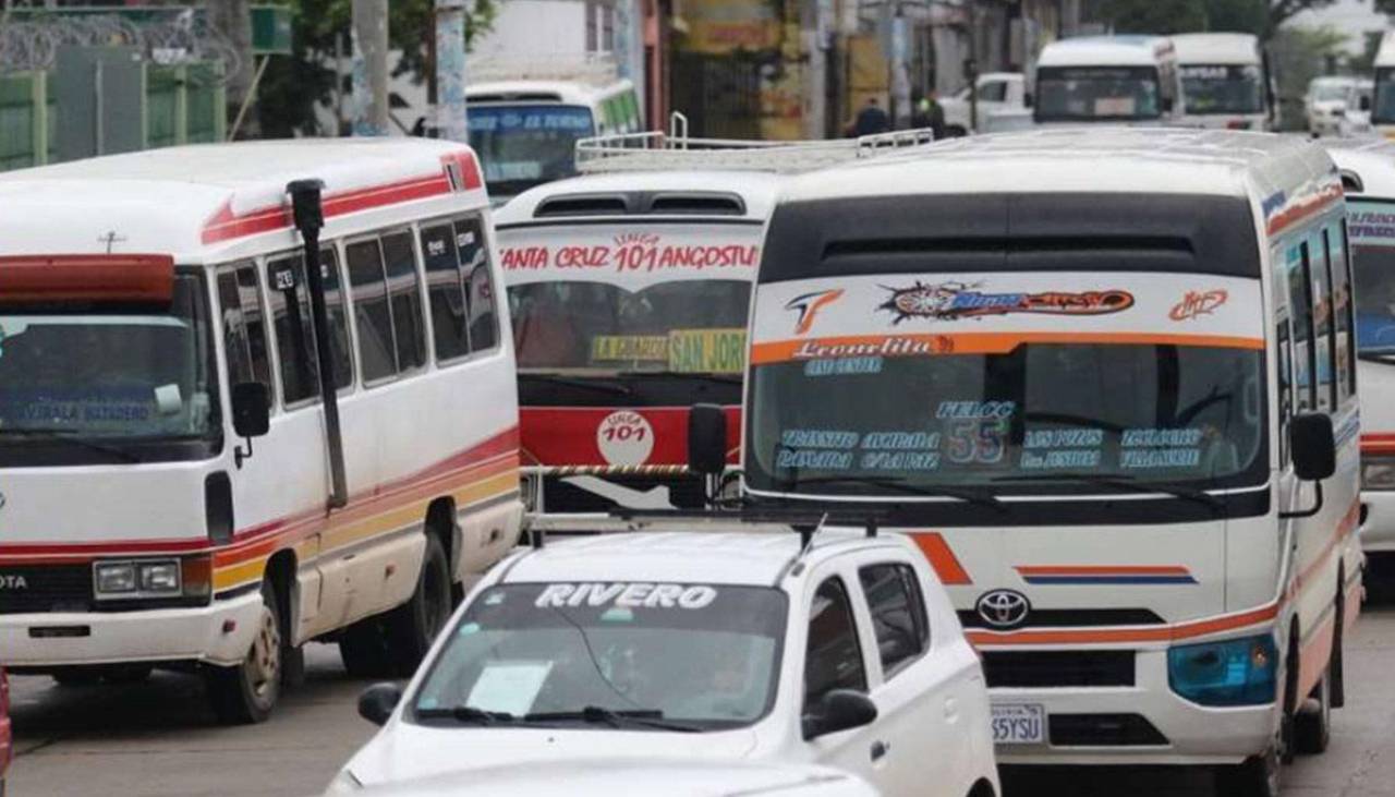 Transporte urbano saldrá a protestar a las calles cruceñas en demanda del alza de pasajes