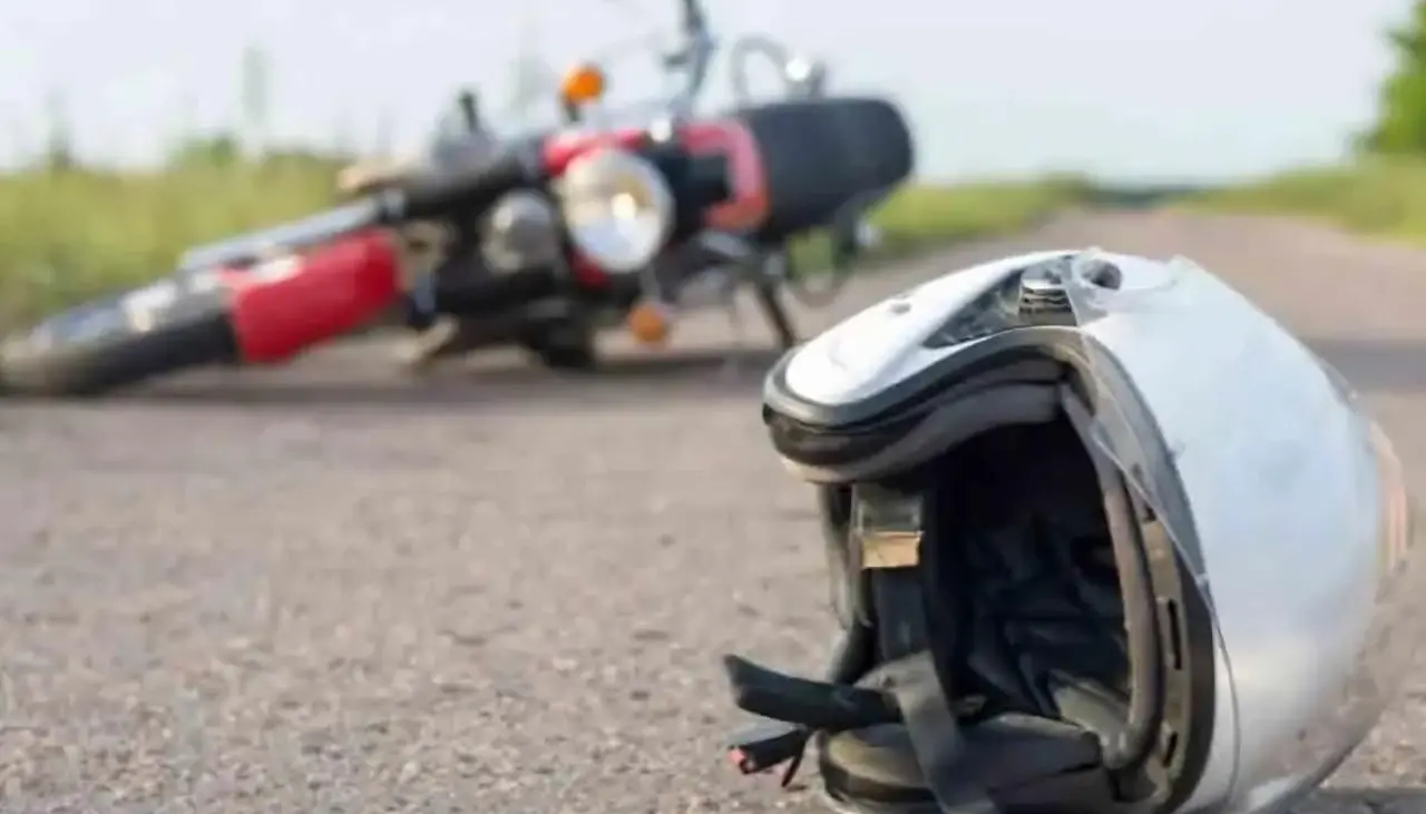 Dos heridos tras choque de una motocicleta con un minibús en Yapacaní