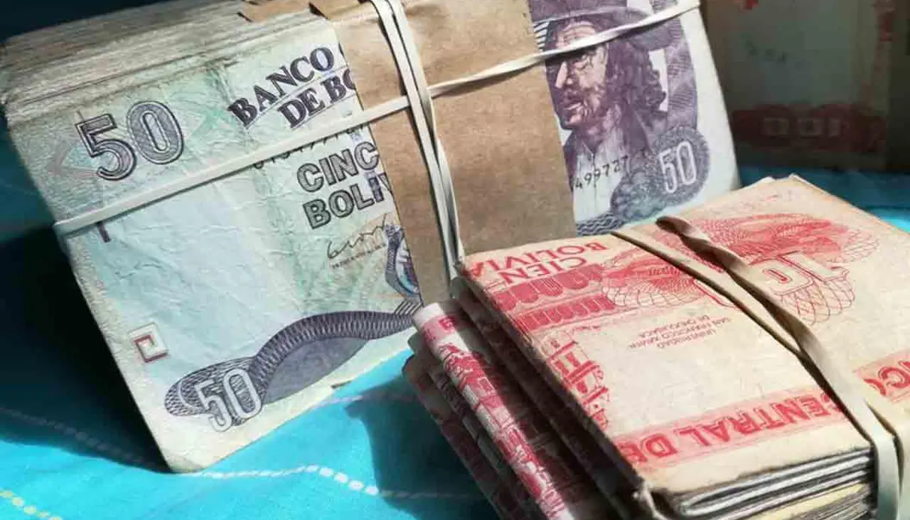 Sustraen Bs 250.000 y 600.000 pesos argentinos a una mujer que aparentemente quedó dormida en la calle, dice la Policía