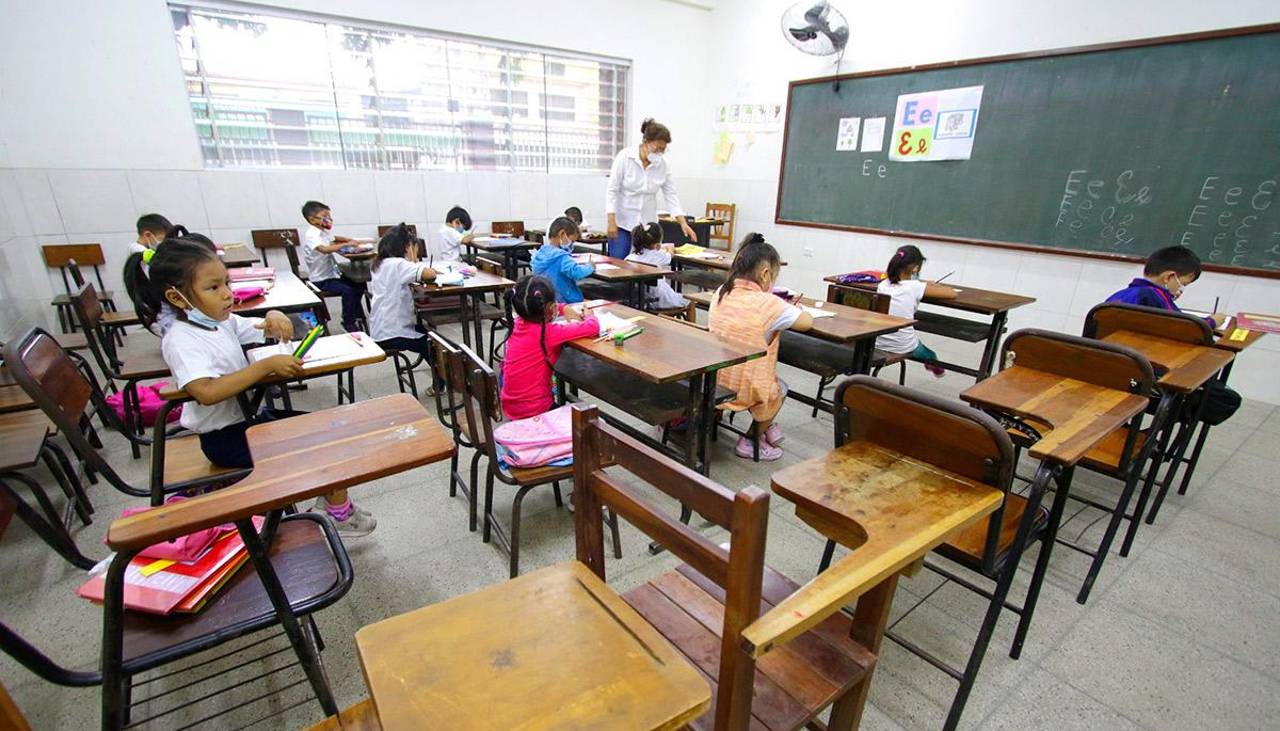 Magisterio convoca a un paro nacional para el lunes, según dirigente de maestros