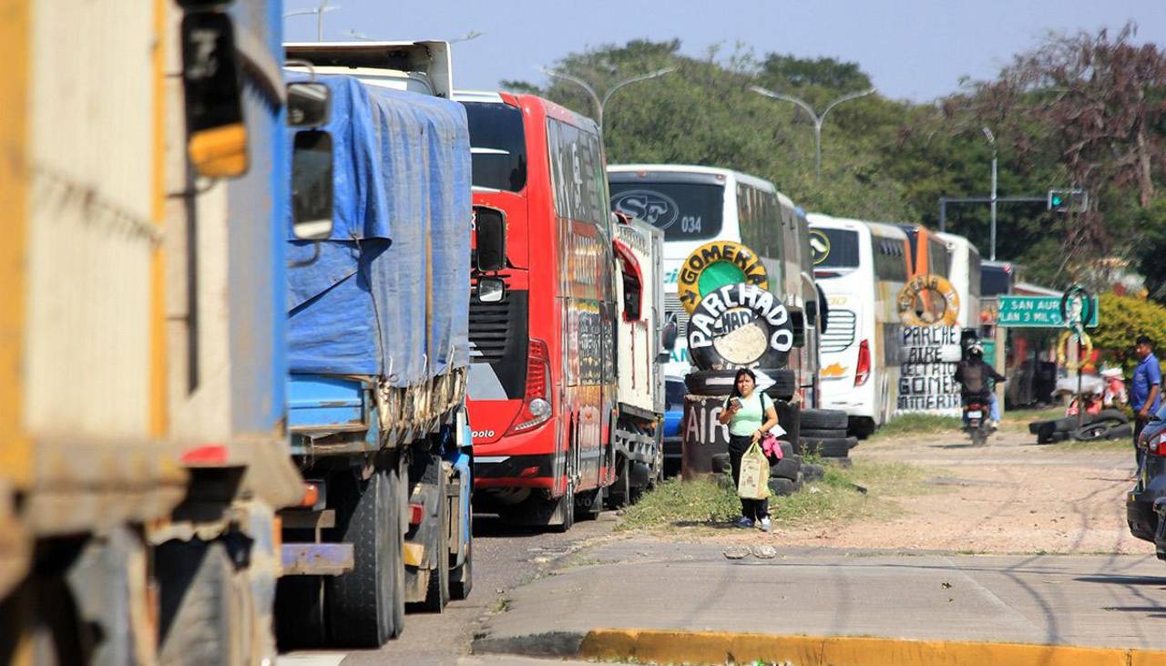 Filas por diésel: Dirigente del transporte cruceño dice que el presidente de YPFB no contesta y anuncia ampliado