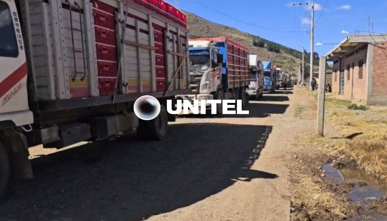 Productores denuncian que bloqueadores pincharon llantas de camiones que transportan aves en Cochabamba