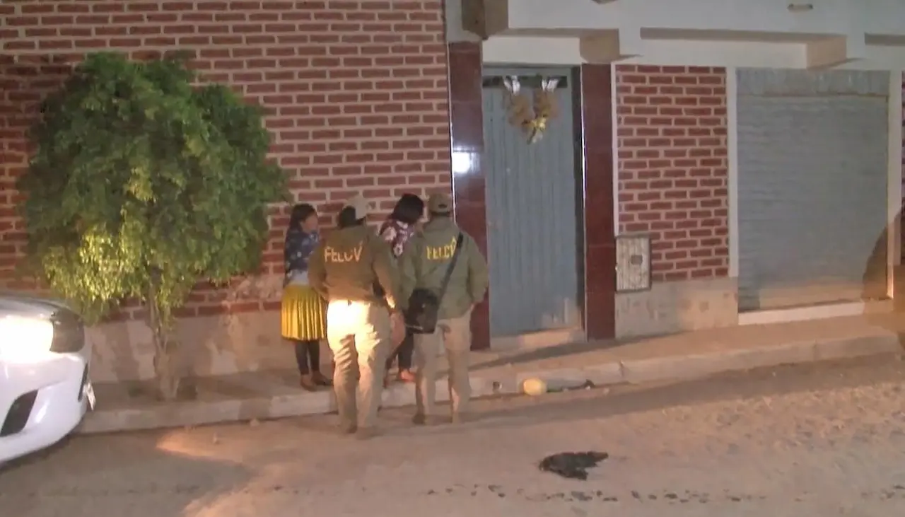 Hallan sin vida a una mujer dentro de una vivienda, fue apuñalada y tenía signos de haber sido ahorcada