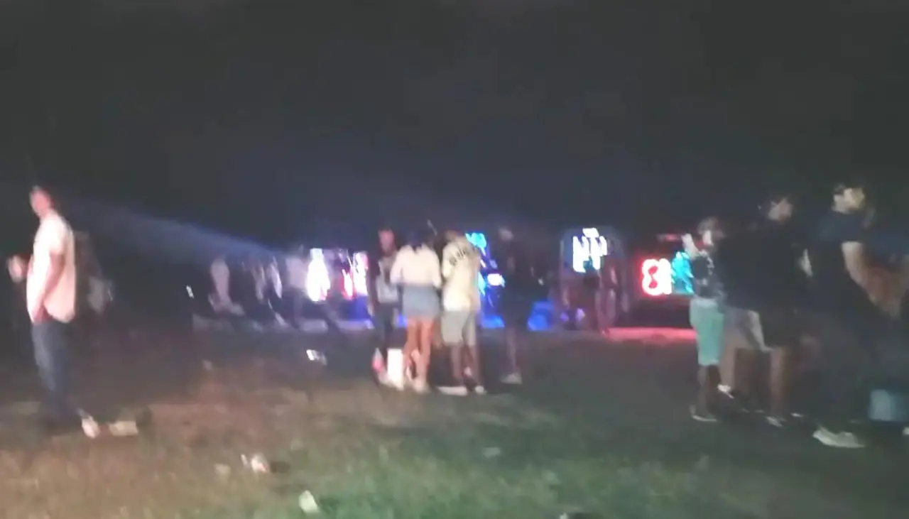 Vecinos de Las Cabañas denuncian que jóvenes consumen alcohol en áreas verdes hasta la madrugada