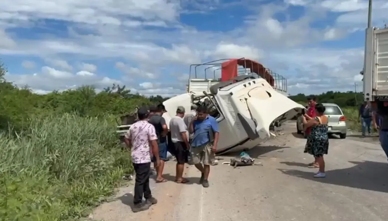 Dos camiones chocan en la carretera Bioceánica y se reporta al menos dos heridos 