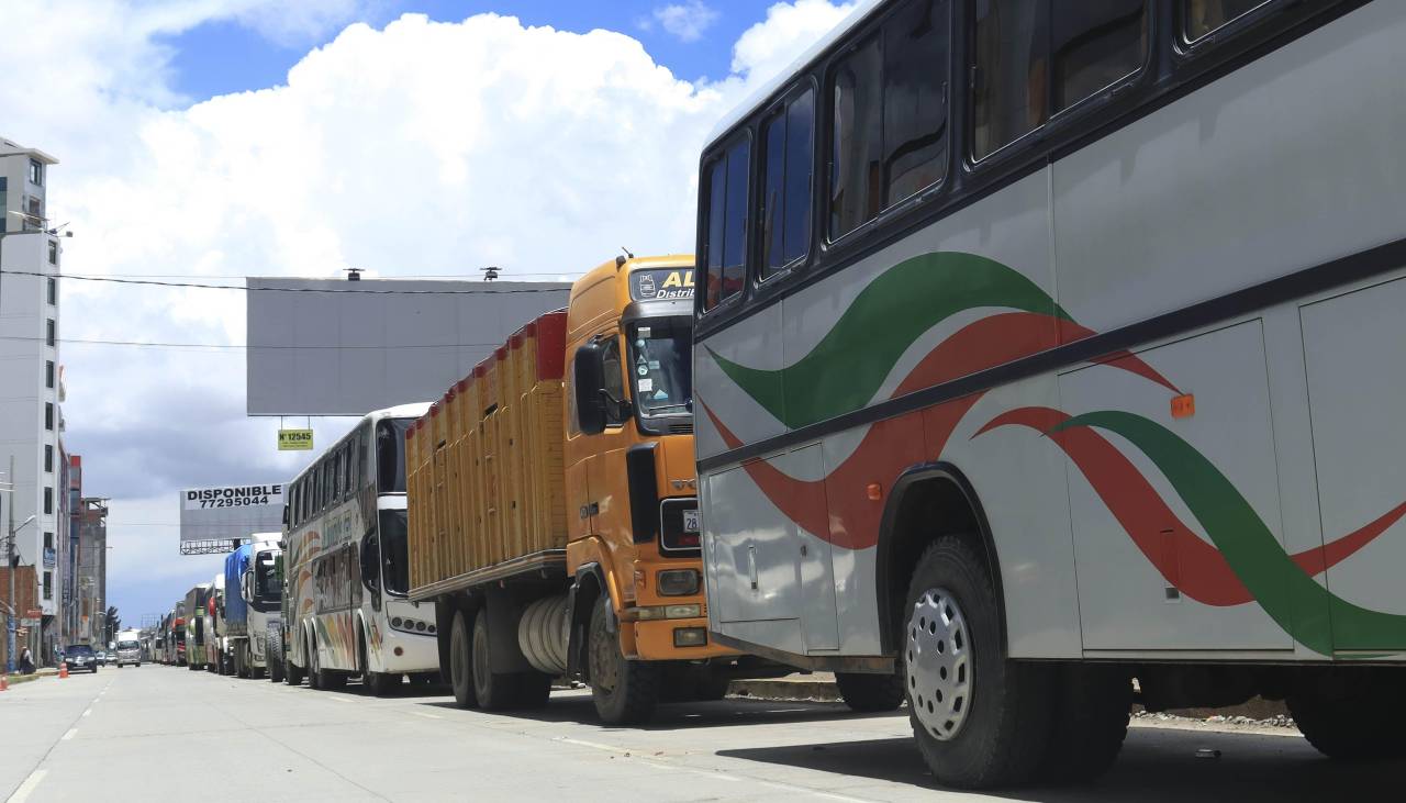 “Sin combustible el país se nos muere”: Transporte pesado amenaza con movilizaciones y da plazo al Gobierno 