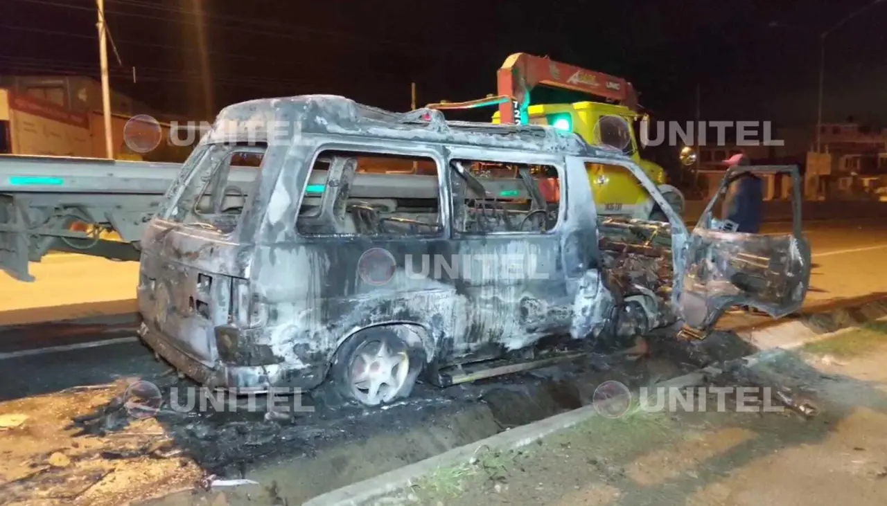 Por más de una hora, un minibús ardió en plena carretera Cochabamba - Santa Cruz