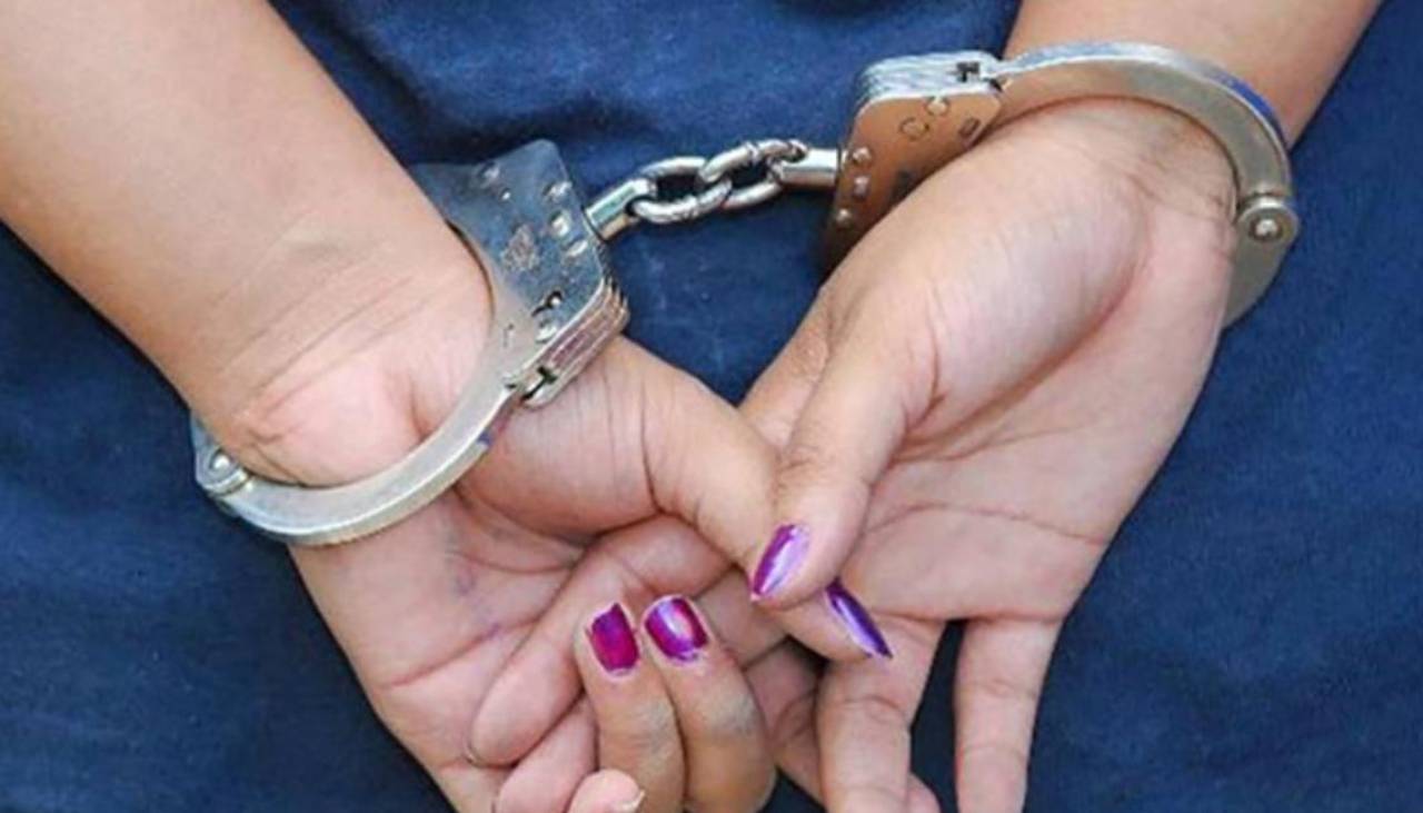 Capturan saliendo de una fiesta a una mujer sentenciada a 30 años por el asesinato de su pareja