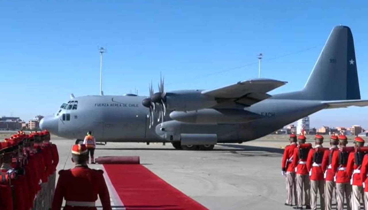 José Antonio Kast arriba al aeropuerto de El Alto y es recibido con honores militares