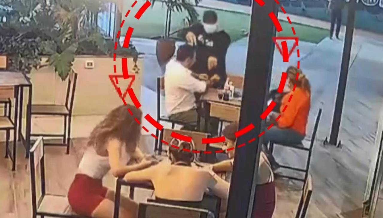 Sujeto atraca con un arma a una pareja en un patio de comidas y todo queda grabado en cámaras de seguridad