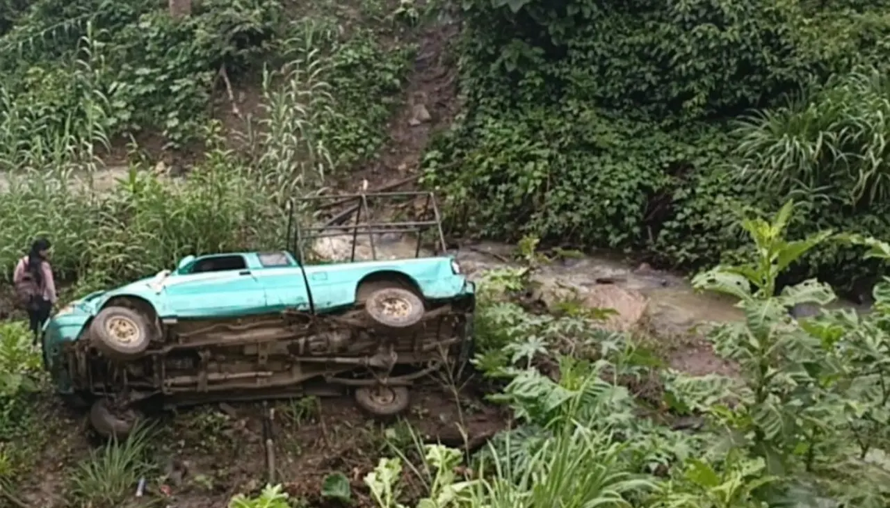 Tragedia en los Yungas: Dos vehículos se embarrancan y dejan tres muertos y cuatro heridos
