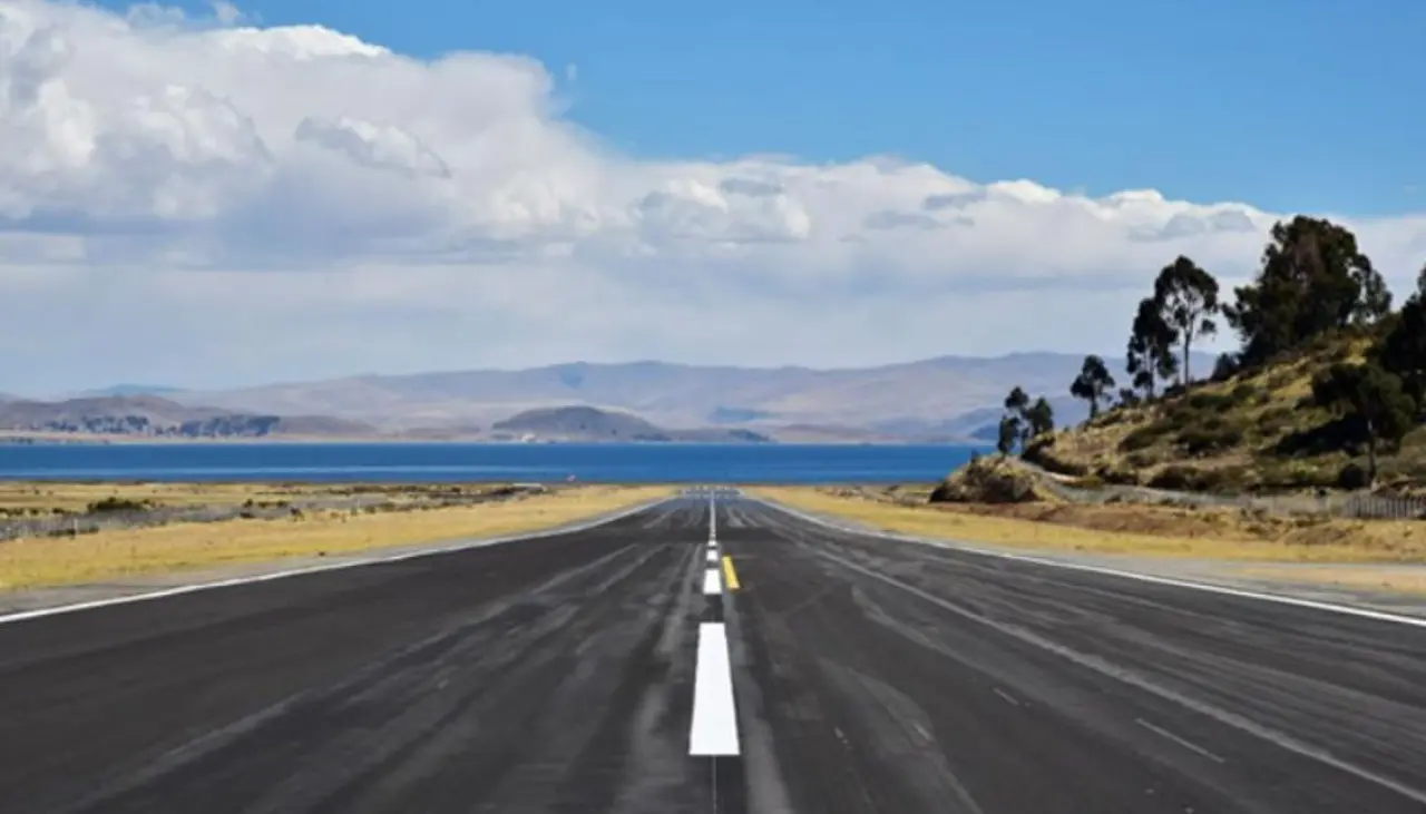 Tres heridos tras choque de vagoneta y un camión en la ruta La Paz–Copacabana