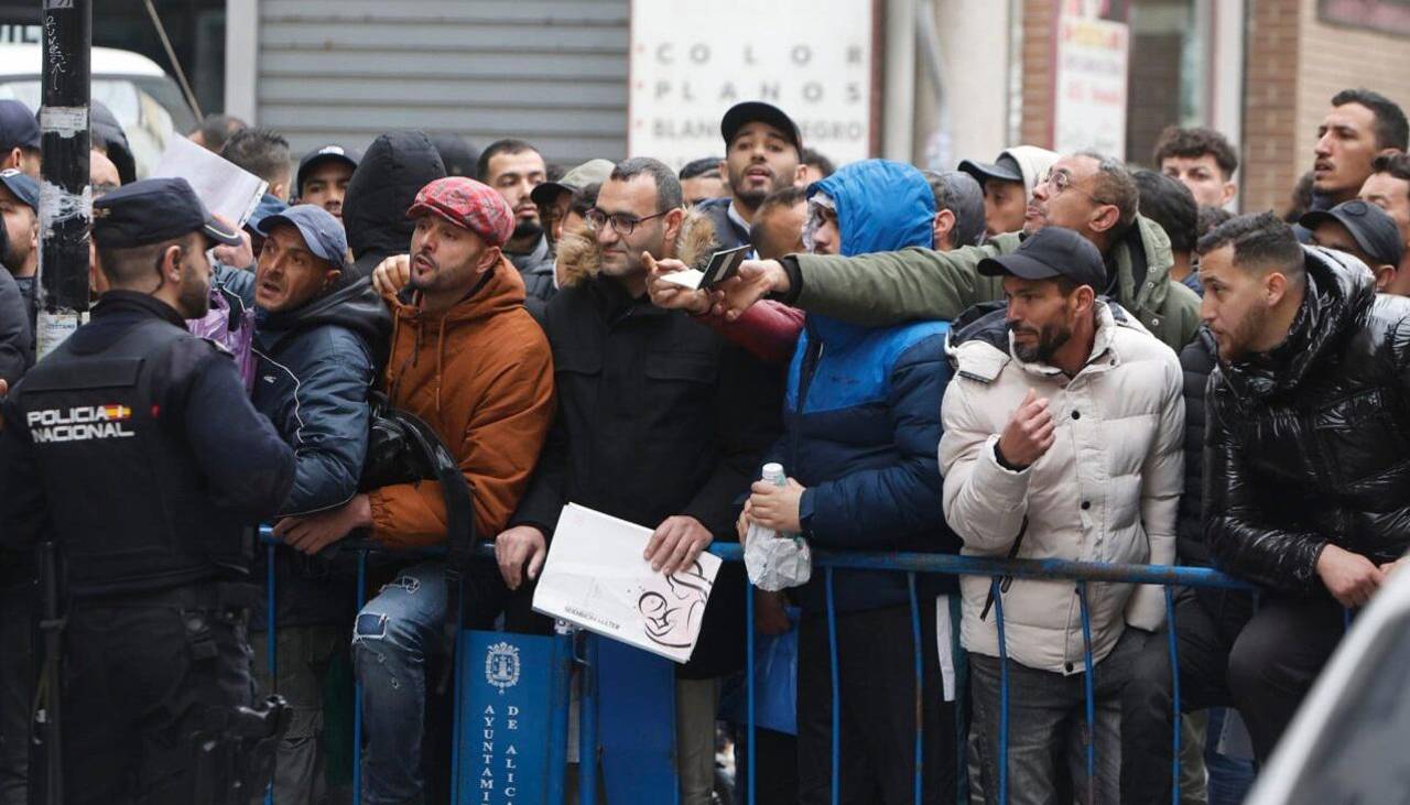 Permisos de residencia: España aprueba proceso de regularización de inmigrantes