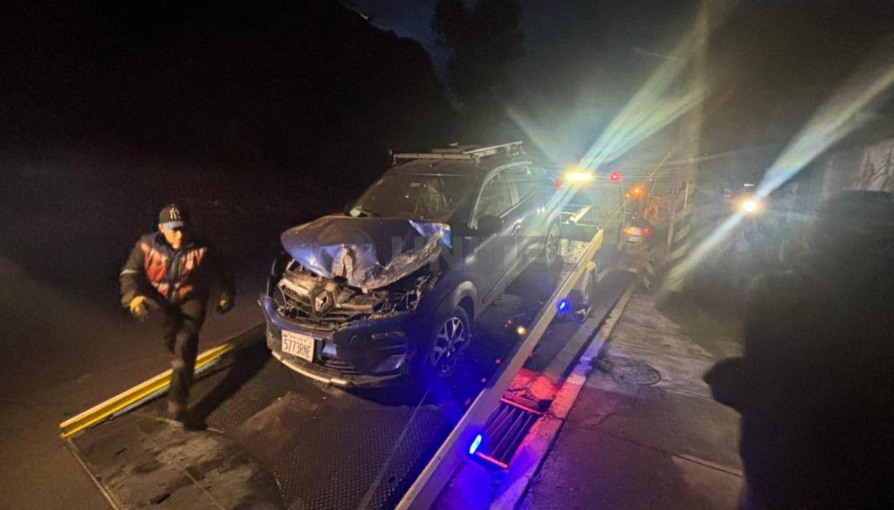 Los salvó un milagro: Una enorme roca cayó sobre un taxi en La Paz