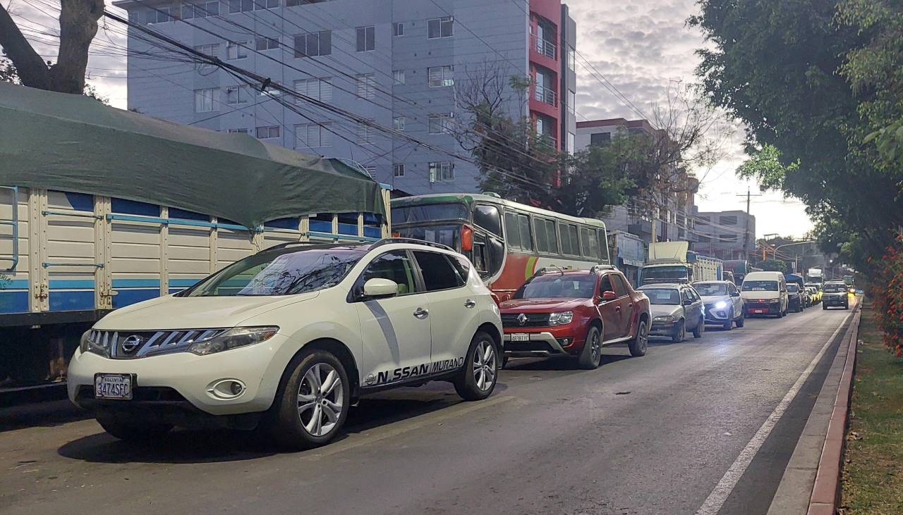 Otra semana más con filas por diésel en los surtidores; la molestia crece