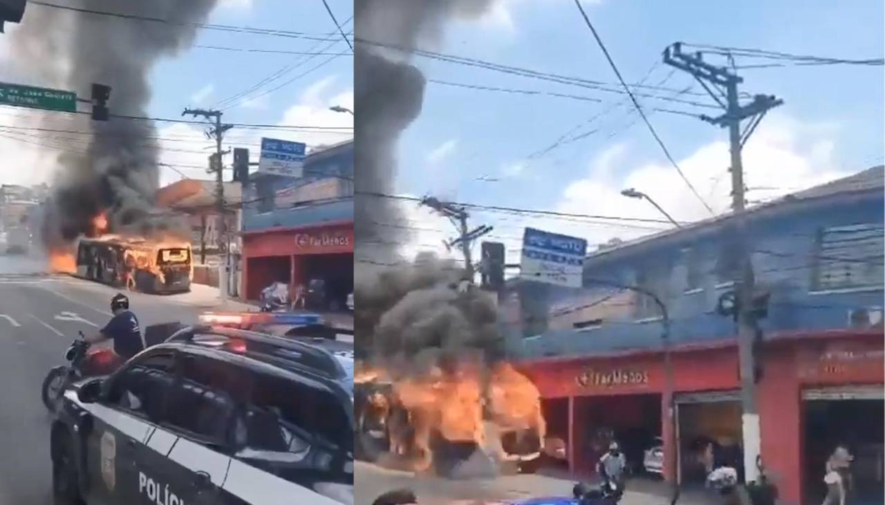 Autobús circula envuelto en llamas y choca contra un poste de luz 