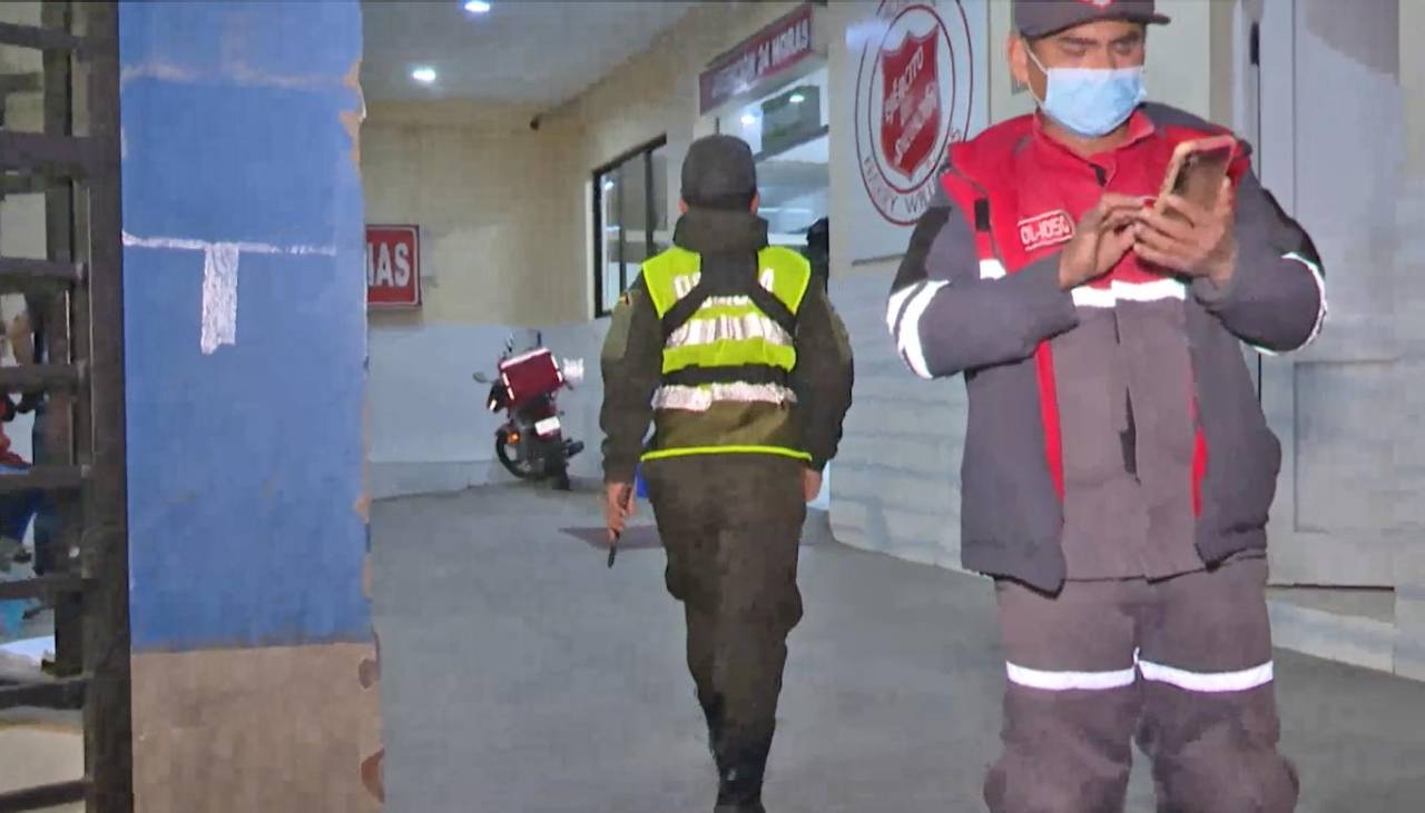 Mujer resulta herida tras ser golpeada con un arma durante un asalto