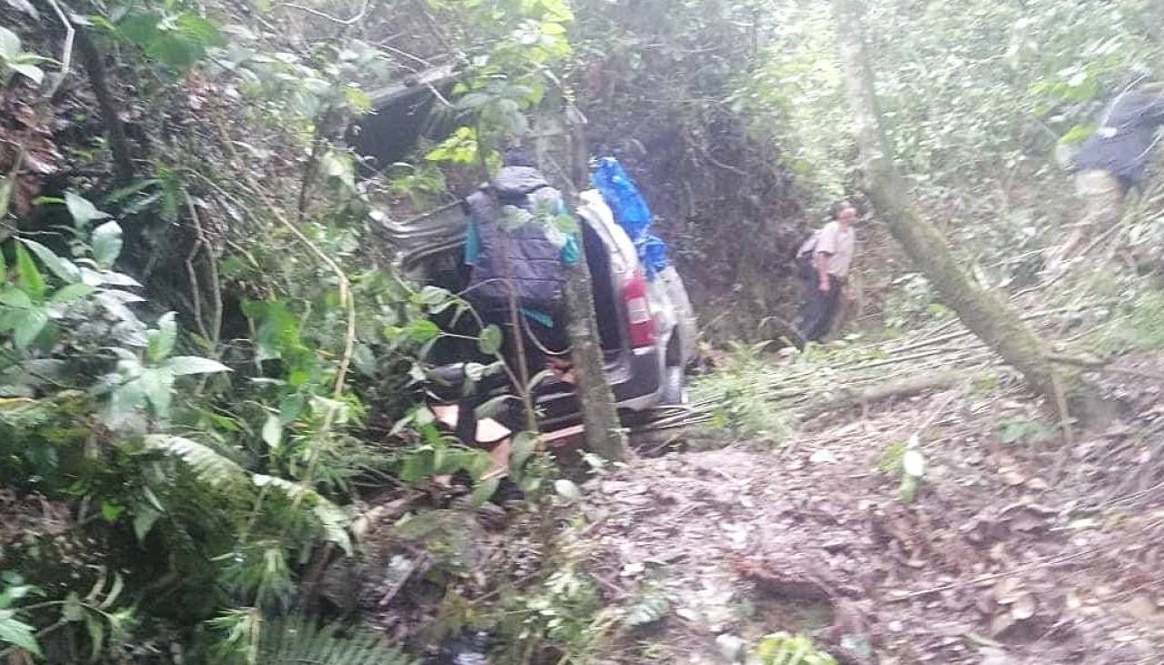 Un niño y un adulto heridos luego que un vehículo cayera en un profundo barranco de los Yungas