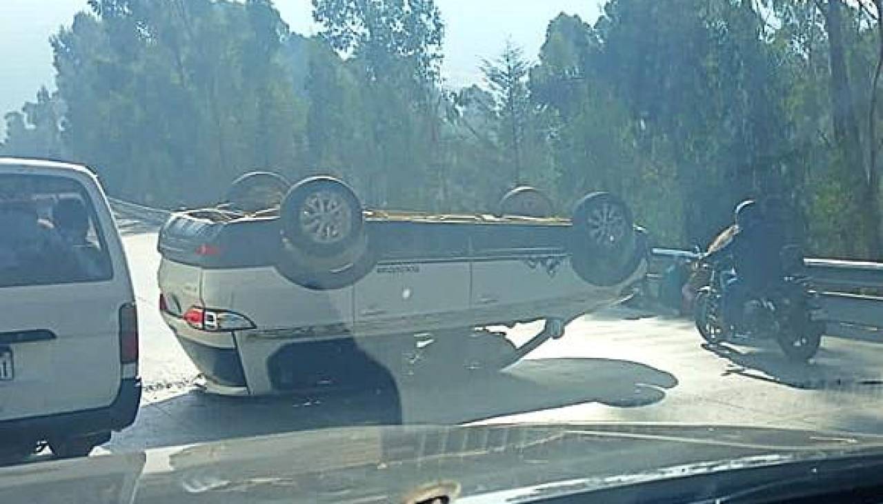 Vehículo vuelca en la autopista La Paz - El Alto y deja heridos