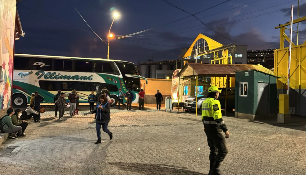 Suspenden operaciones en la Terminal de Buses de La Paz ante disturbios tras cabildo evista