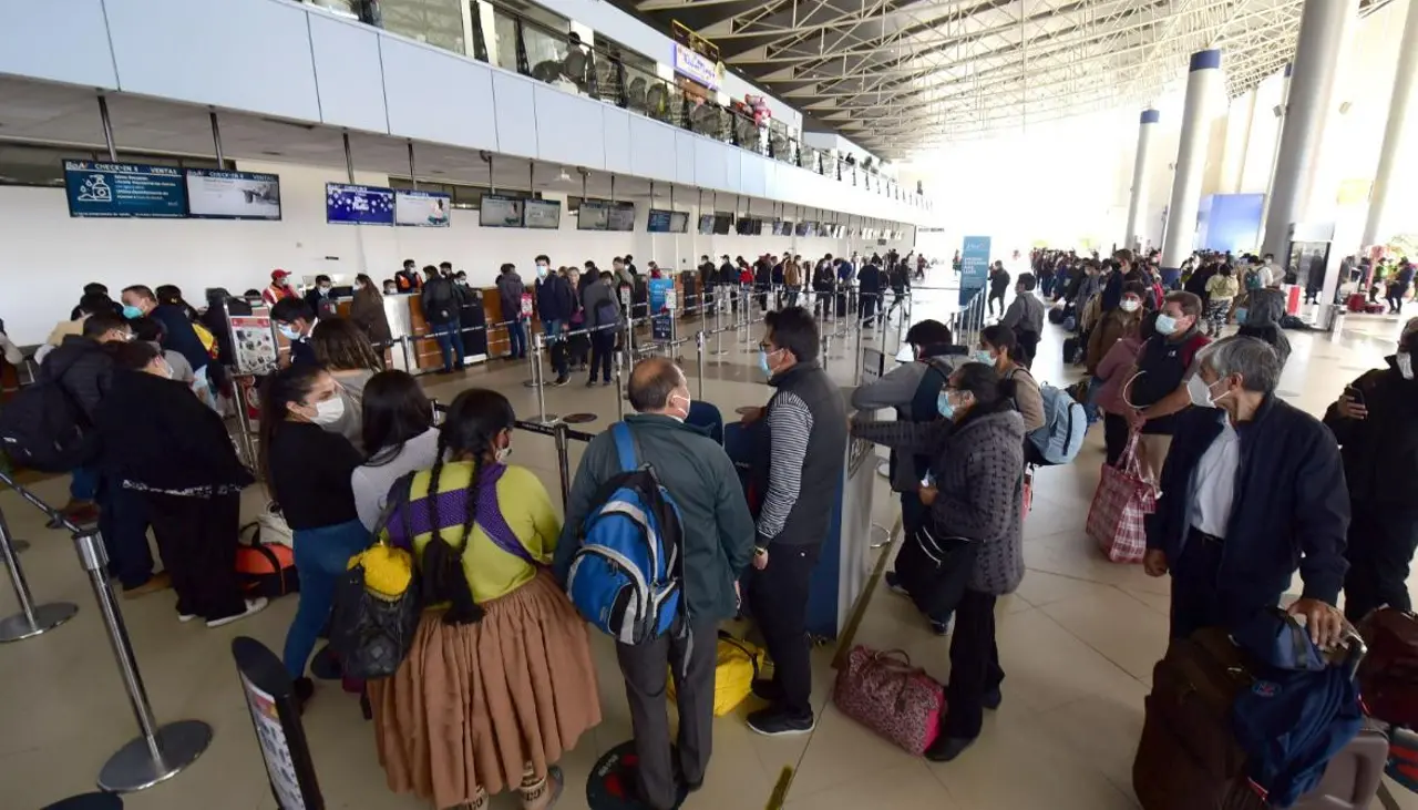 “Es muy caro”: Viajeros expresan su descontento por aumento de precios de pasajes aéreos