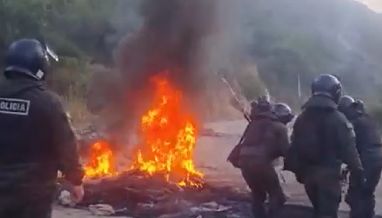 Policía activa desbloqueo con gases en la ruta que conecta Cochabamba con el occidente; los movilizados lanzan piedras