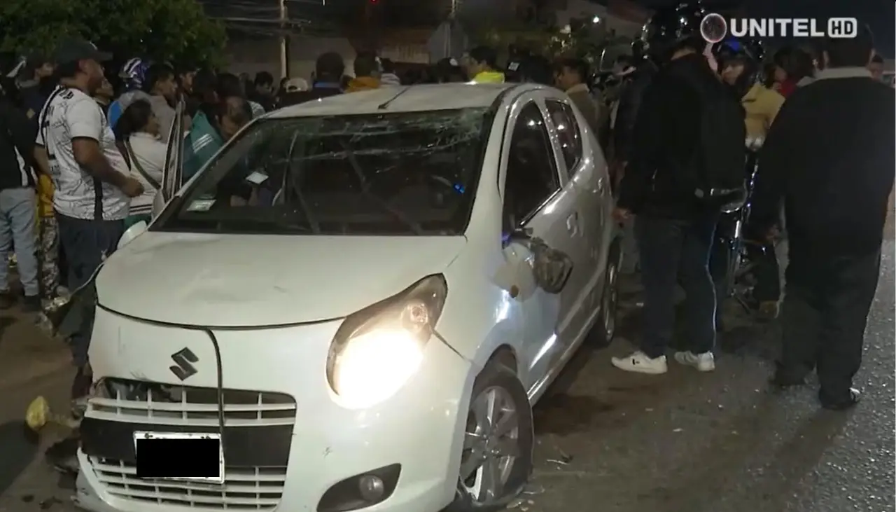Auto choca contra una motocicleta y otro motorizado y deja cuatro heridos