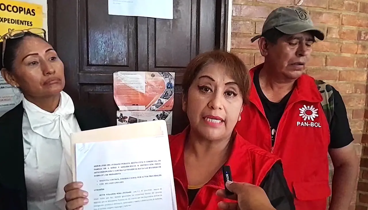 Ruth Nina encuentra cerrado el juzgado de Shinahota y denuncia que “se está forzando” su aprehensión