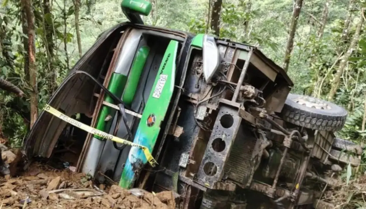Tres muertos y al menos 10 heridos deja la caída de un bus a un barranco en La Paz