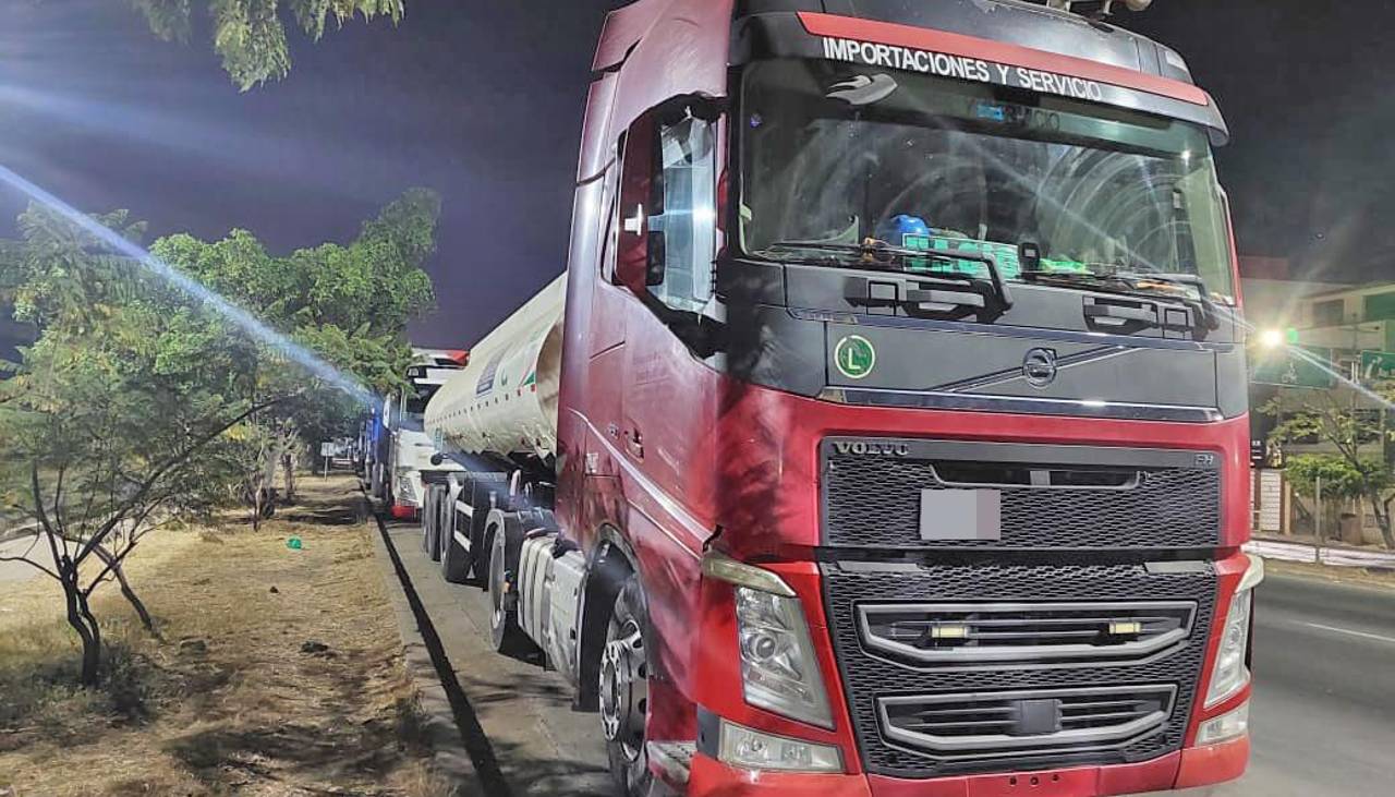 Choferes pasan la noche en surtidores: La semana arranca con filas por diésel en el eje central del país