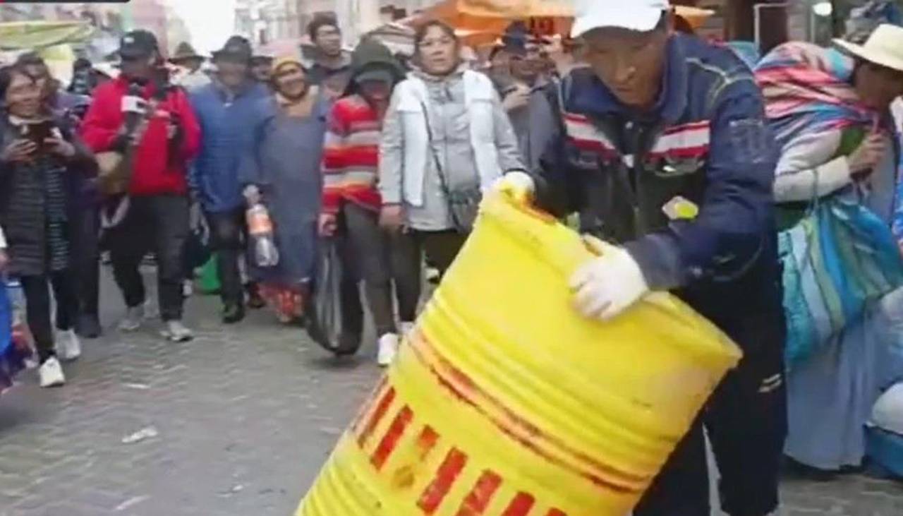 Con botellas vacías, un grupo de vecinos persiguió un turril de aceite en El Alto 