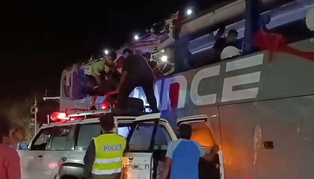 Rocas cayeron sobre un bus que iba de Tarija a Santa Cruz; hay siete heridos 