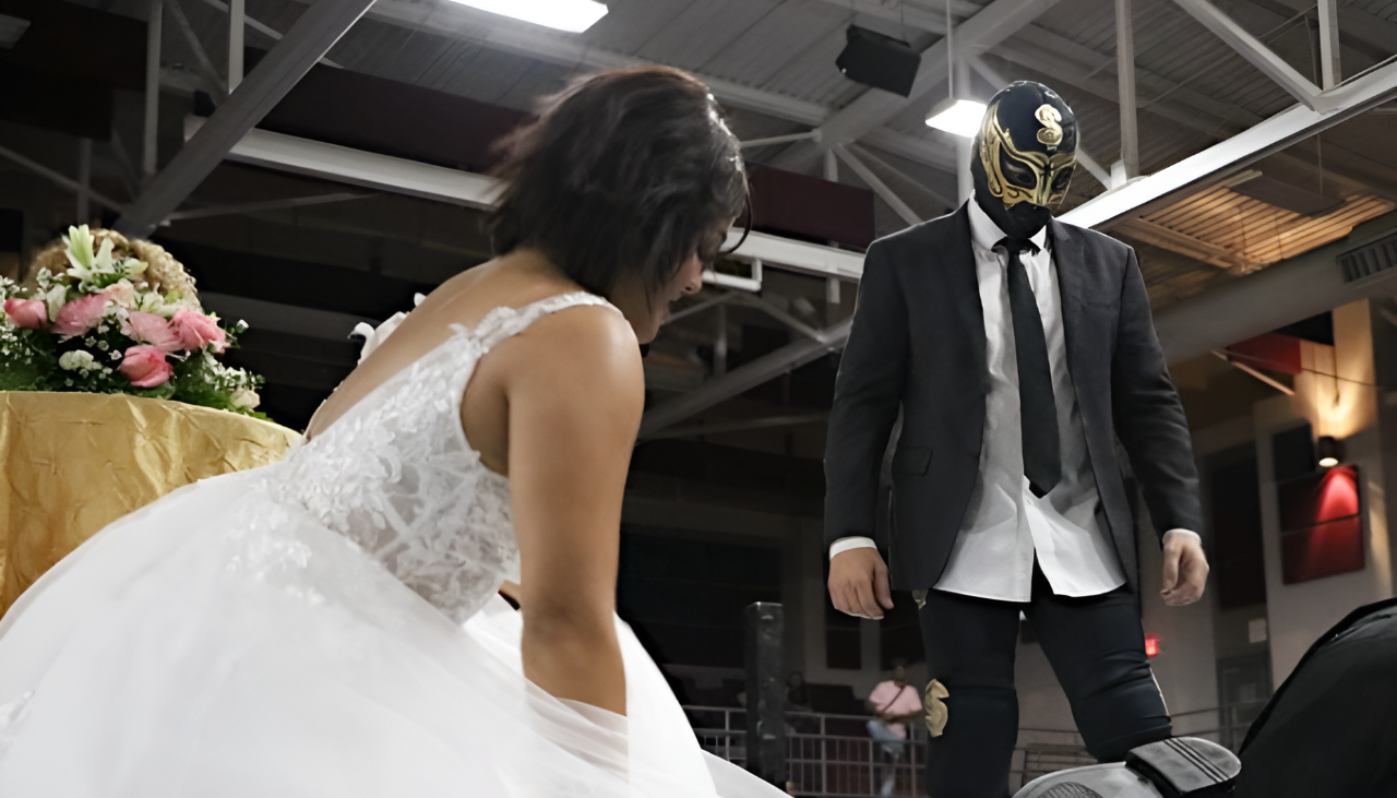 ¡Adiós vals! Novios cambian su baile de boda por un combate de lucha libre