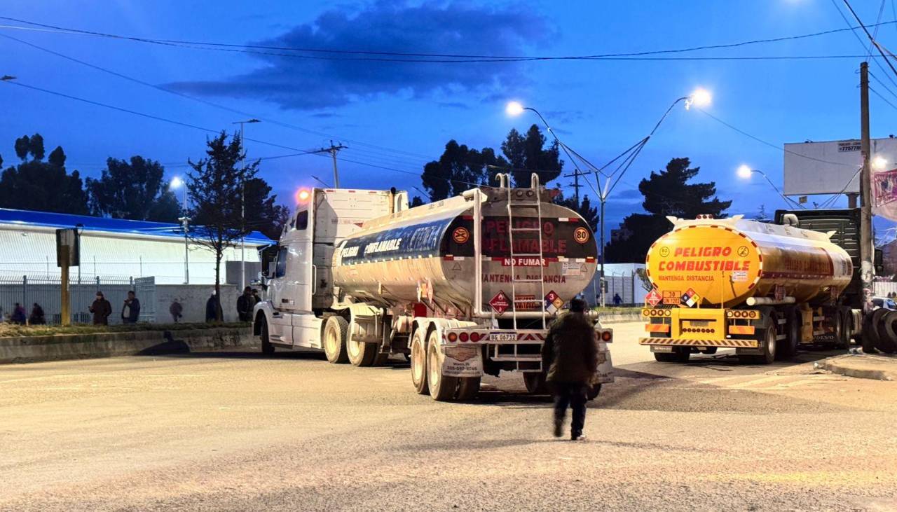 El transporte pesado activa bloqueos en El Alto por los problemas con el diésel