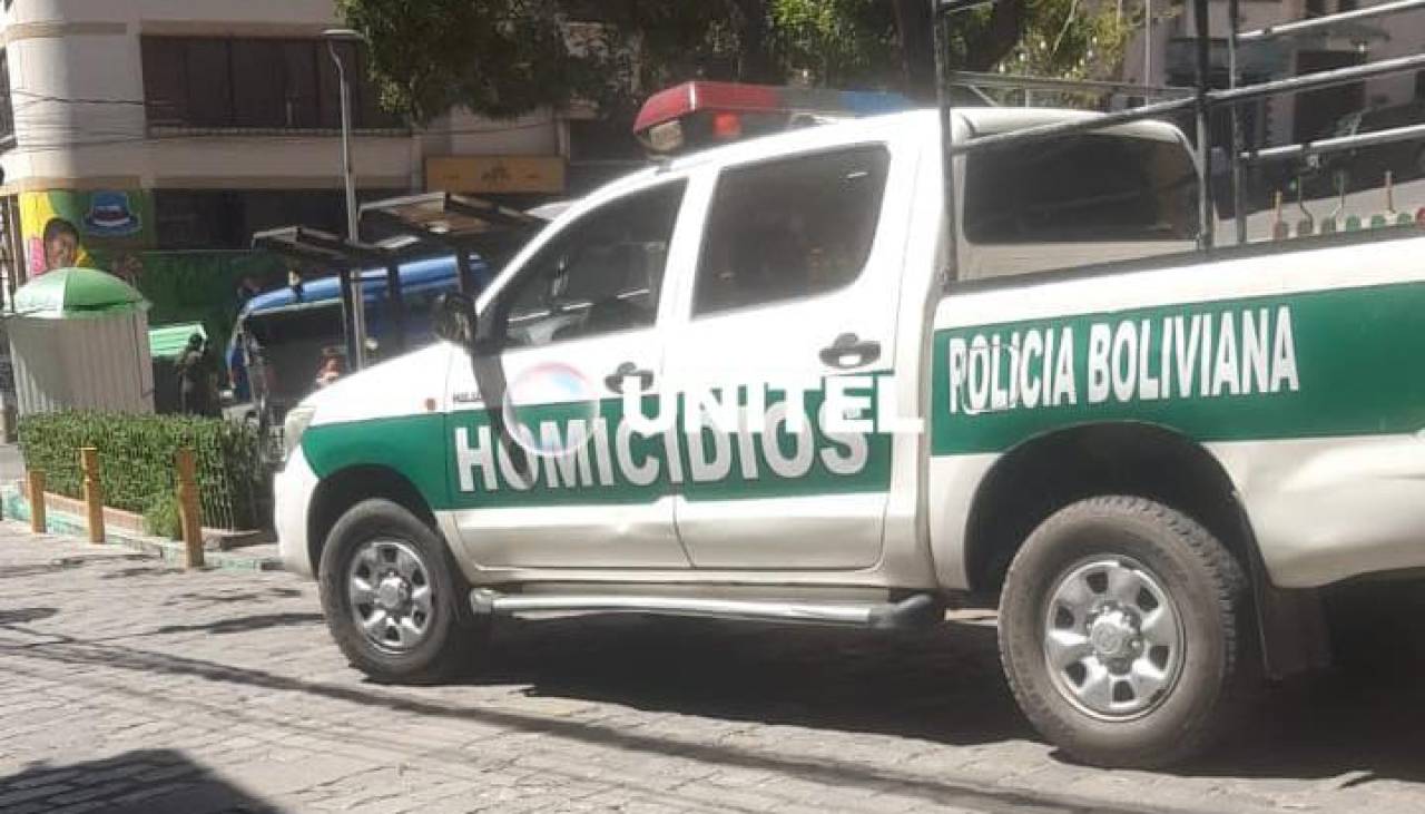 Delincuente asalta y apuñala a adolescente; tras persecución también acuchilla en el abdomen a un policía