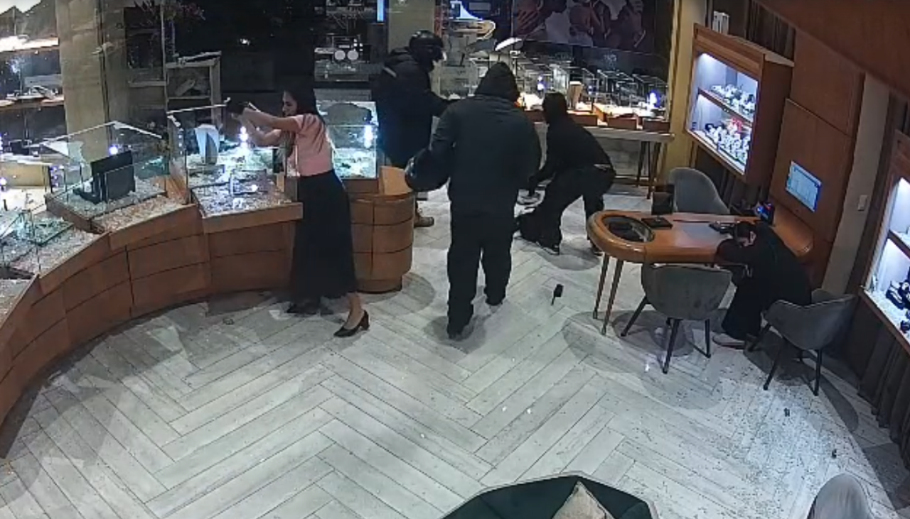 Joyería atracada sigue precintada y propietario dice que aún no puede cuantificar pérdidas