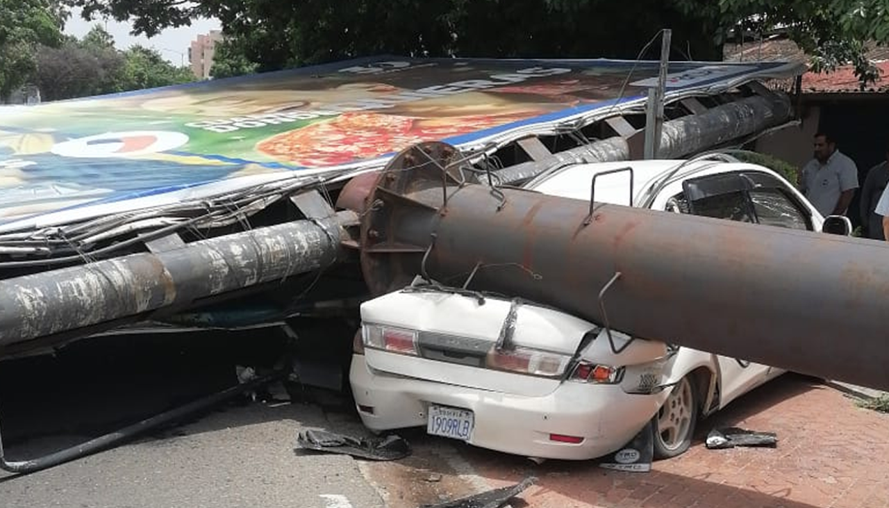 Una gigantografía cae sobre al menos tres vehículos en la avenida Cristo Redentor de la capital cruceña