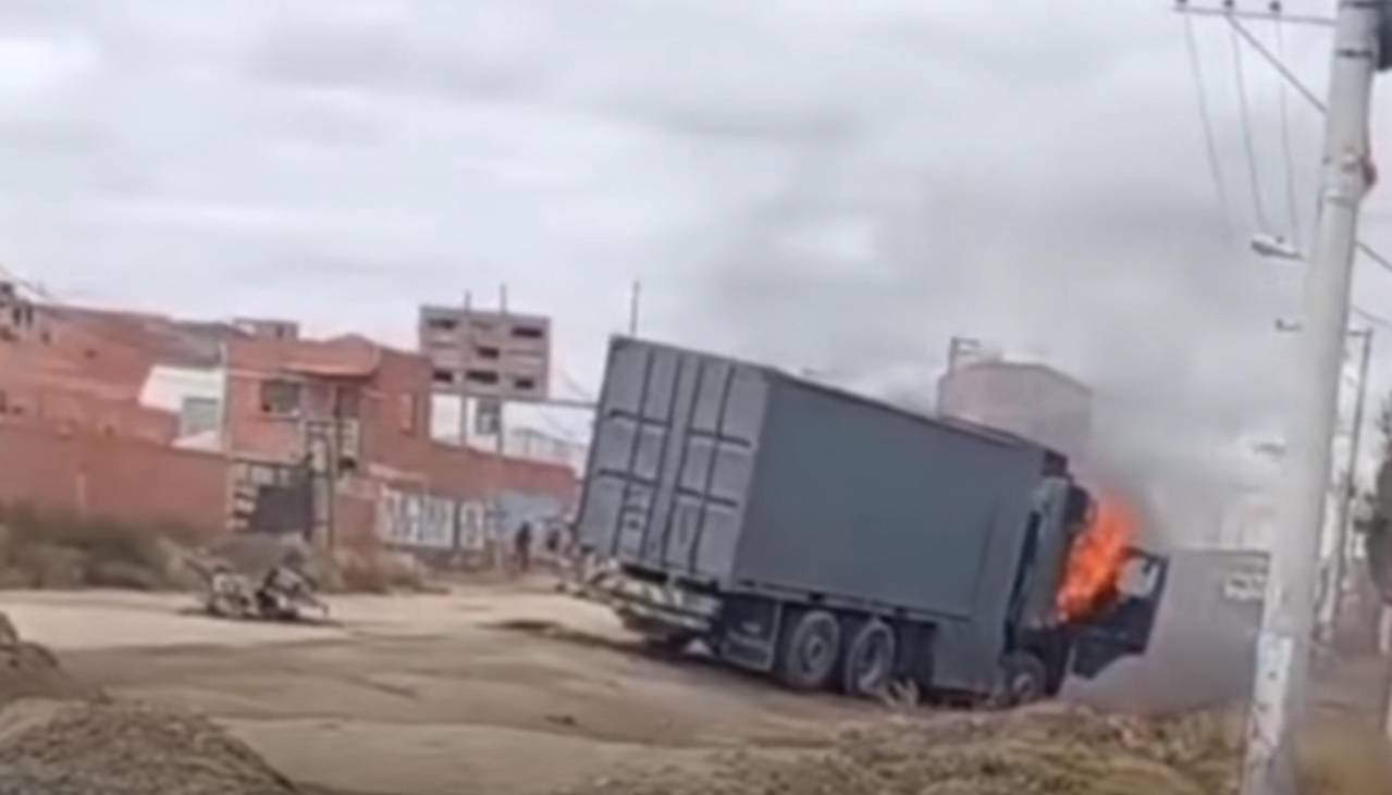 Reportan que un camión oficial fue incendiado en Caracollo durante operativo para abrir el corredor humanitario