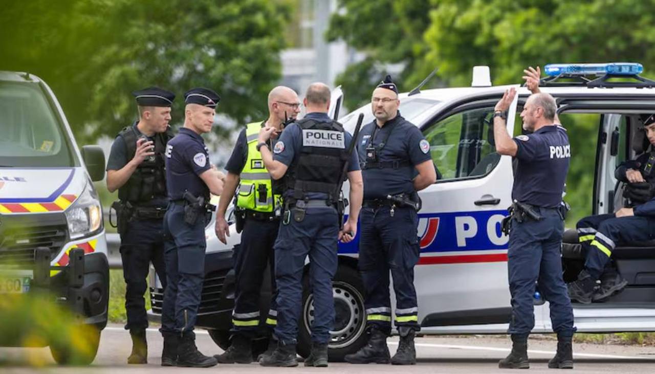 Hallan dos niños muertos dentro de un auto en plena ola de calor en Francia